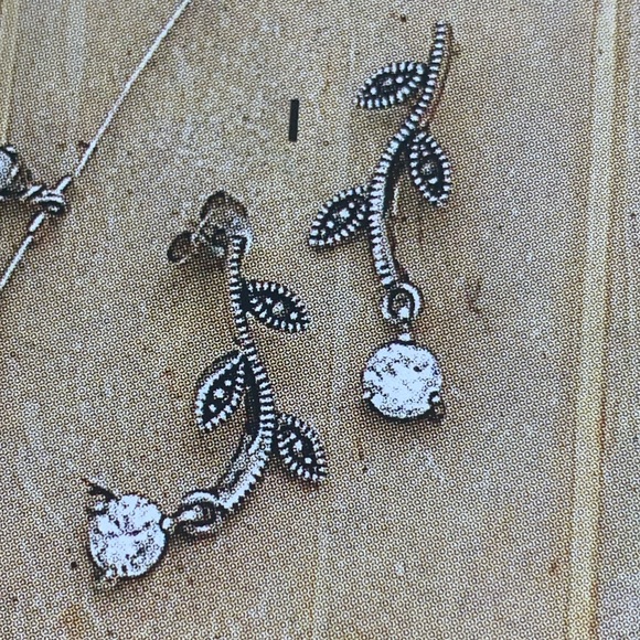 Early Silpada Rare Sterling Silver, Marcasite & CZ Floral Vine Drop Earrings - Picture 16 of 16